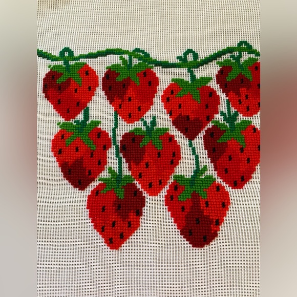 Red Strawberries PreWorked VTG NOS Dritz 3182/1 Needlepoint Madeira 17x17” - Picture 4 of 7